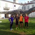 Nei parchi lombardi (quello di Monza in questo caso) è facile incontrare strani esseri; sullo sfondo si nota anche un Tirannosauro Rex!!  